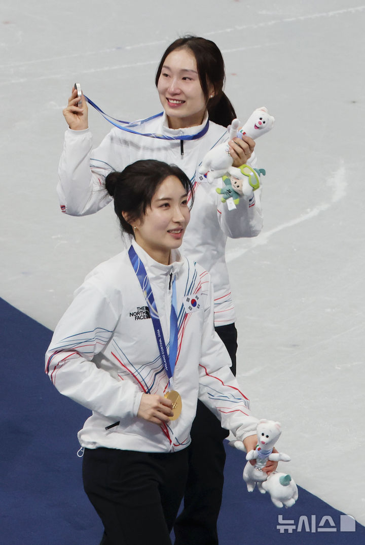 [밀라노=뉴시스] 박주성 기자 = 20일(현지 시간) 이탈리아 밀라노 아이스 스케이팅 아레나 경기장에서 열린 2026 밀라노·코르티나담페초 동계올림픽 쇼트트랙 여자 1500m 결승 시상식을 마친 김길리와 최민정이 웃고 있다. 2026.02.21. park7691@newsis.com