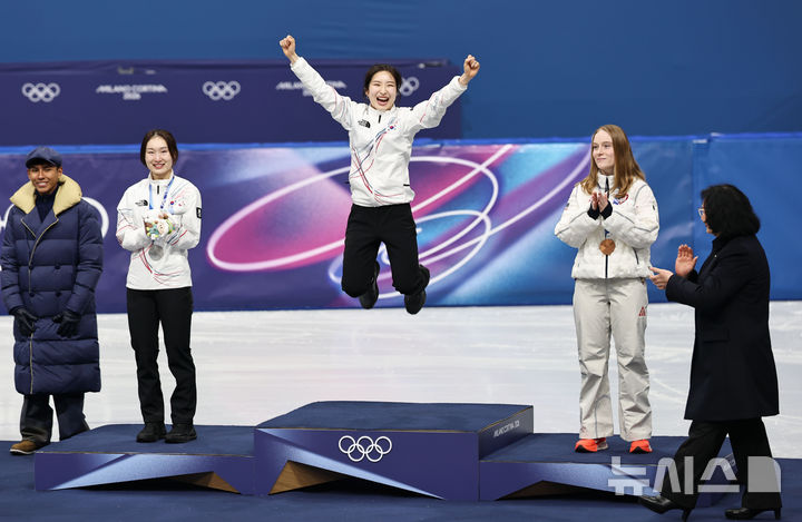 [밀라노=뉴시스] 김근수 기자 = 쇼트트랙 김길리가 20일(현지 시간) 이탈리아 밀라노 아이스스케이팅 아레나에서 열린 2026 밀라노·코르티나 담페초 동계올림픽 쇼트트랙 여자 1500m 시상식에서 시상대에 오른 뒤 점프를 뛰고 있다. 2026.02.21. ks@newsis.com
