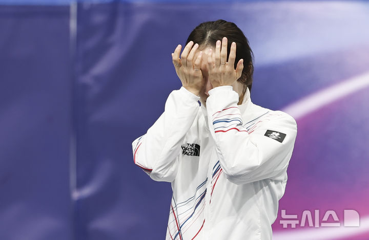 [밀라노=뉴시스] 김근수 기자 = 쇼트트랙 최민정이 20일(현지 시간) 이탈리아 밀라노 아이스스케이팅 아레나에서 열린 2026 밀라노·코르티나 담페초 동계올림픽 쇼트트랙 여자 1500m 시상식에서 눈물을 흘리고 있다. 2026.02.21. ks@newsis.com