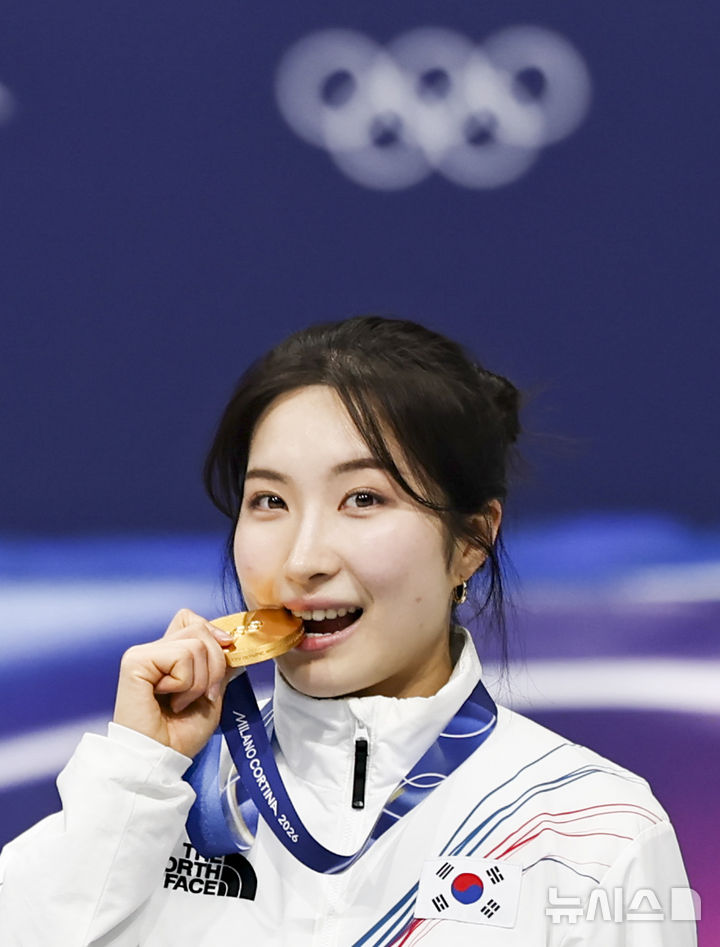 [밀라노=뉴시스] 김근수 기자 = 쇼트트랙 김길리가 20일(현지 시간) 이탈리아 밀라노 아이스스케이팅 아레나에서 열린 2026 밀라노·코르티나 담페초 동계올림픽 쇼트트랙 여자 1500m 시상식에서 금메달을 받고 기뻐하고 있다. 2026.02.21. ks@newsis.com