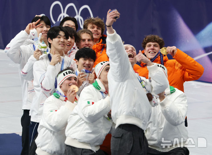 [밀라노=뉴시스] 박주성 기자 = 쇼트트랙 남자 대표팀이 20일 (현지 시간) 이탈리아 밀라노 아이스 스케이팅 아레나 경기장에서 열린 2026 밀라노·코르티나담페초 동계올림픽 쇼트트랙 남자 5000m 계주 시상식에서 선수들과 셀카를 찍고 있다. 2026.02.21. park7691@newsis.com