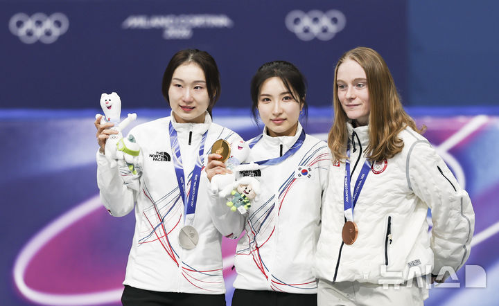 [밀라노=뉴시스] 김근수 기자 = 쇼트트랙 김길리가 20일(현지 시간) 이탈리아 밀라노 아이스스케이팅 아레나에서 열린 2026 밀라노·코르티나 담페초 동계올림픽 쇼트트랙 여자 1500m 시상식에서 금메달을 받고 최민정과 기념촬영을 하고 있다. 2026.02.21. ks@newsis.com