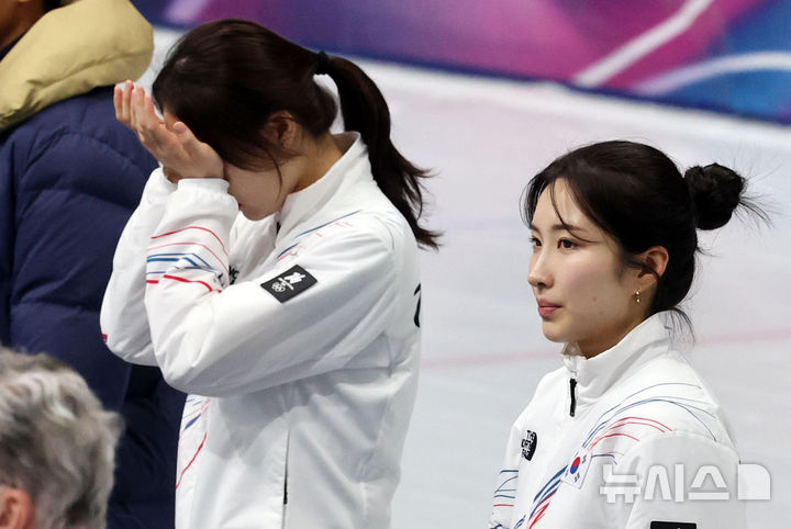 [밀라노=뉴시스] 박주성 기자 = 20일 (현지 시간) 이탈리아 밀라노 아이스 스케이팅 아레나 경기장에서 열린 2026 밀라노·코르티나담페초 동계올림픽 쇼트트랙 여자 1500m 시상식에서 은메달을 차지한 최민정이 눈물을 훔치고 있다. 2026.02.21. park7691@newsis.com