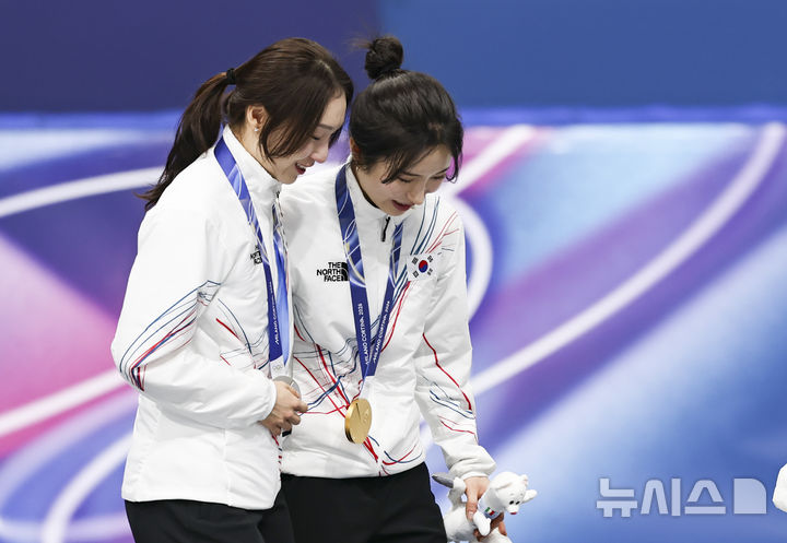 [밀라노=뉴시스] 김근수 기자 = 쇼트트랙 김길리와 최민정이 20일(현지 시간) 이탈리아 밀라노 아이스스케이팅 아레나에서 열린 2026 밀라노·코르티나 담페초 동계올림픽 쇼트트랙 여자 1500m 시상식에서 이동하고 있다. 2026.02.21. ks@newsis.com