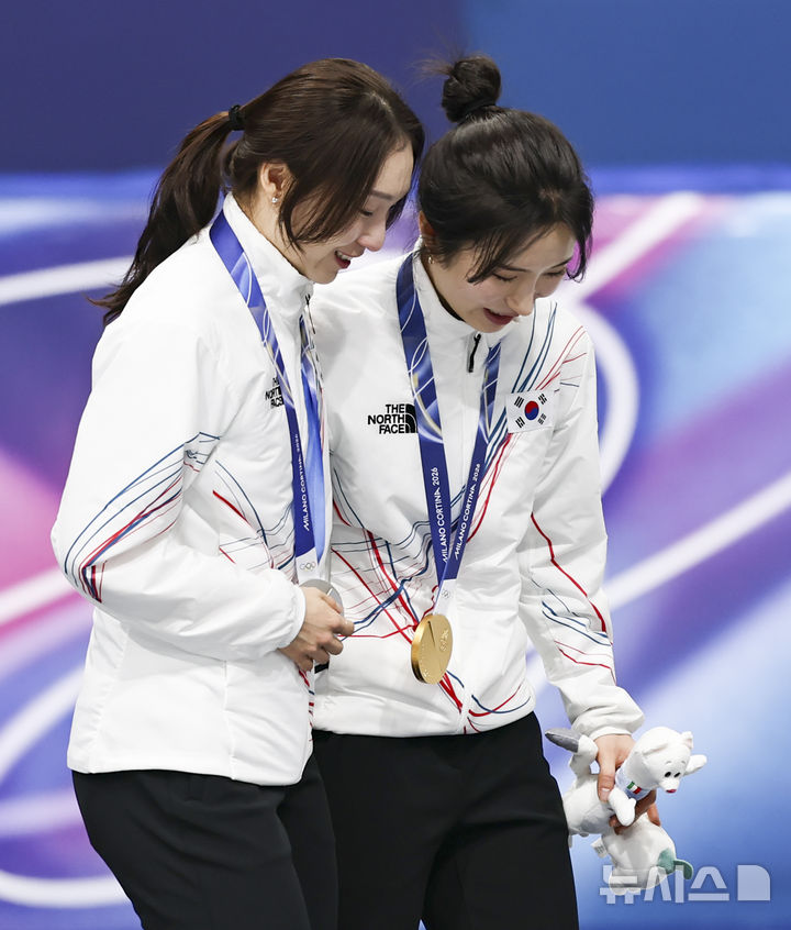 [밀라노=뉴시스] 김근수 기자 = 쇼트트랙 김길리와 최민정이 20일(현지 시간) 이탈리아 밀라노 아이스스케이팅 아레나에서 열린 2026 밀라노·코르티나 담페초 동계올림픽 쇼트트랙 여자 1500m 시상식에서 이동하고 있다. 2026.02.21. ks@newsis.com
