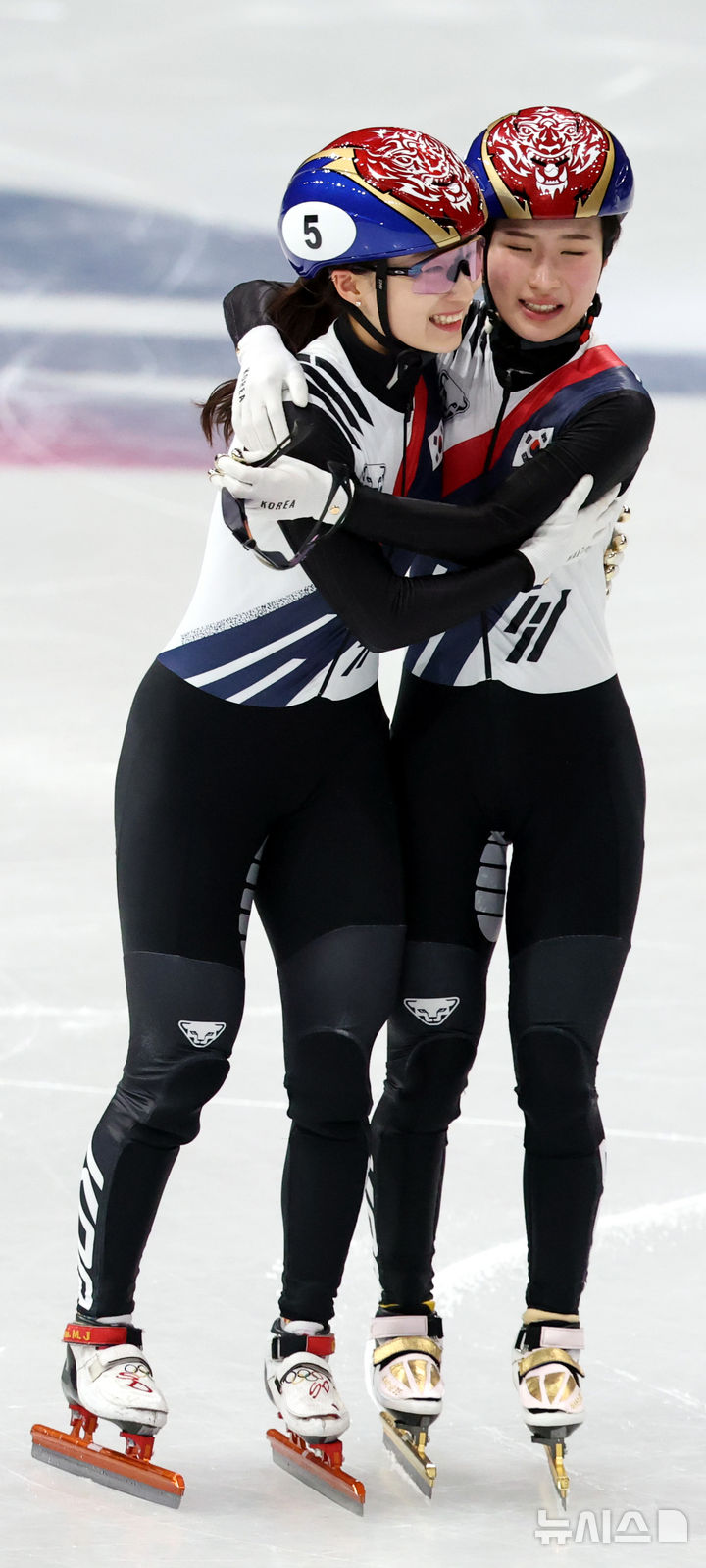 [밀라노=뉴시스] 박주성 기자 = 20일 (현지 시간) 이탈리아 밀라노 아이스 스케이팅 아레나 경기장에서 열린 2026 밀라노·코르티나담페초 동계올림픽 쇼트트랙 여자 1500m 결승에서 금메달을 획득한 김길리와 은메달을 획득한 최민정이 서로를 격려하며 기뻐하고 있다. 2026.02.21. park7691@newsis.com