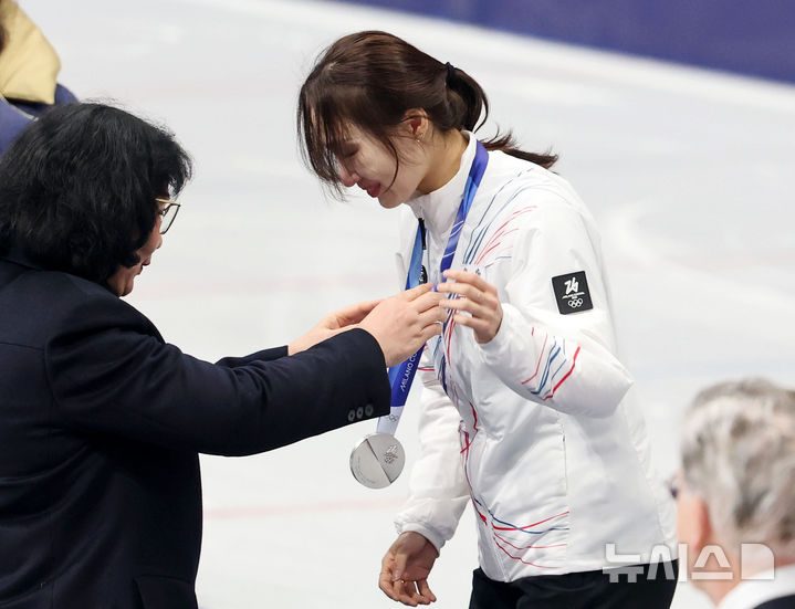[밀라노=뉴시스] 박주성 기자 = 20일 (현지 시간) 이탈리아 밀라노 아이스 스케이팅 아레나 경기장에서 열린 2026 밀라노·코르티나담페초 동계올림픽 쇼트트랙 여자 1500m 시상식에서 최민정이 은메달을 목에 걸고 있다. 2026.02.21. park7691@newsis.com