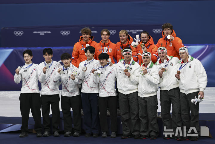 [밀라노=뉴시스] 김근수 기자 = 남자 쇼트트랙 대표팀이 20일(현지 시간) 이탈리아 밀라노 아이스스케이팅 아레나에서 열린 2026 밀라노·코르티나 담페초 동계올림픽 쇼트트랙 남자 계주 5000m 시상식에서 은메달을 들고 기뻐하고 있다. 2026.02.21. ks@newsis.com
