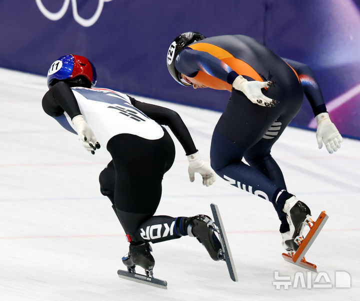 [밀라노=뉴시스] 박주성 기자 = 20일 (현지 시간) 이탈리아 밀라노 아이스 스케이팅 아레나 경기장에서 열린 2026 밀라노·코르티나담페초 동계올림픽 쇼트트랙 남자 5000m 계주 결승에서 이정민이 1위로 나서고 있다. 2026.02.21. park7691@newsis.com