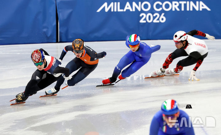 [밀라노=뉴시스] 박주성 기자 = 20일 (현지 시간) 이탈리아 밀라노 아이스 스케이팅 아레나 경기장에서 열린 2026 밀라노·코르티나담페초 동계올림픽 쇼트트랙 남자 5000m 계주 결승에서 황대헌이 역주하고 있다. 2026.02.21. park7691@newsis.com