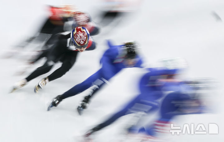 [밀라노=뉴시스] 김근수 기자 = 쇼트트랙 김길리가 20일(현지 시간) 이탈리아 밀라노 아이스스케이팅 아레나에서 열린 2026 밀라노·코르티나 담페초 동계올림픽 쇼트트랙 여자 1500m 결승전에서 역주하고 있다. 2026.02.21. ks@newsis.com