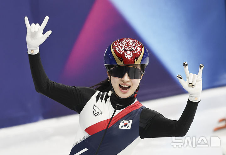 [밀라노=뉴시스] 김근수 기자 = 쇼트트랙 김길리가 20일(현지 시간) 이탈리아 밀라노 아이스스케이팅 아레나에서 열린 2026 밀라노·코르티나 담페초 동계올림픽 쇼트트랙 여자 1500m 결승전에서 금메달을 차지하자 기뻐하고 있다. 2026.02.21. ks@newsis.com