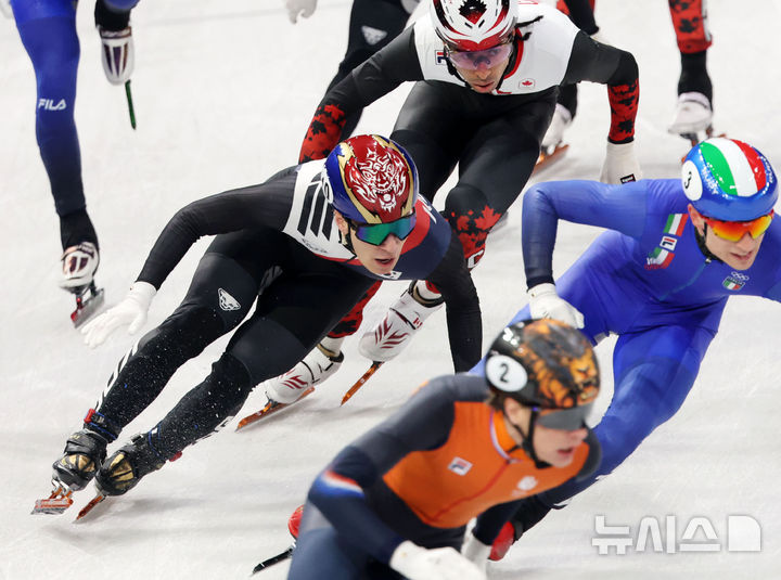 [밀라노=뉴시스] 박주성 기자 = 20일 (현지 시간) 이탈리아 밀라노 아이스 스케이팅 아레나 경기장에서 열린 2026 밀라노·코르티나담페초 동계올림픽 쇼트트랙 남자 5000m 계주 결승에서 황대헌이 역주하고 있다. 2026.02.21. park7691@newsis.com