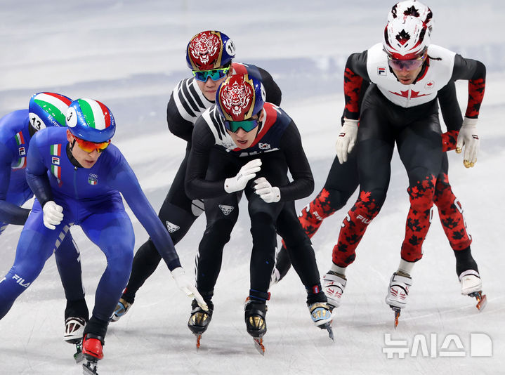 [밀라노=뉴시스] 박주성 기자 = 20일 (현지 시간) 이탈리아 밀라노 아이스 스케이팅 아레나 경기장에서 열린 2026 밀라노·코르티나담페초 동계올림픽 쇼트트랙 남자 5000m 계주 결승에서 이준서가 황대헌을 밀어주고 있다. 2026.02.21. park7691@newsis.com