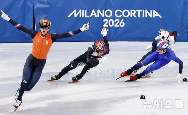 [밀라노=뉴시스] 박주성 기자 = 20일 (현지 시간) 이탈리아 밀라노 아이스 스케이팅 아레나 경기장에서 열린 2026 밀라노·코르티나담페초 동계올림픽 쇼트트랙 남자 5000m 계주 결승에서 황대헌이 역주하고 있다. 2026.02.21. park7691@newsis.com
