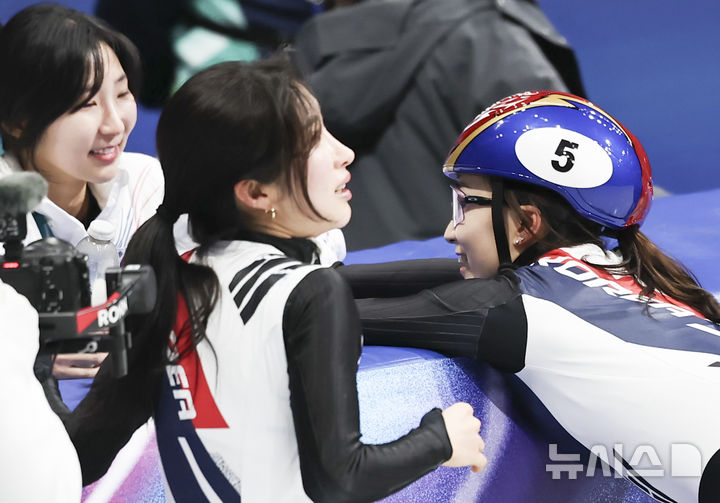 [밀라노=뉴시스] 김근수 기자 = 쇼트트랙 김길리와 최민정이 20일(현지 시간) 이탈리아 밀라노 아이스스케이팅 아레나에서 열린 2026 밀라노·코르티나 담페초 동계올림픽 쇼트트랙 여자 1500m 결승전에서 각각 금메달과 은메달을 차지하자 기뻐하고 있다. 2026.02.21. ks@newsis.com