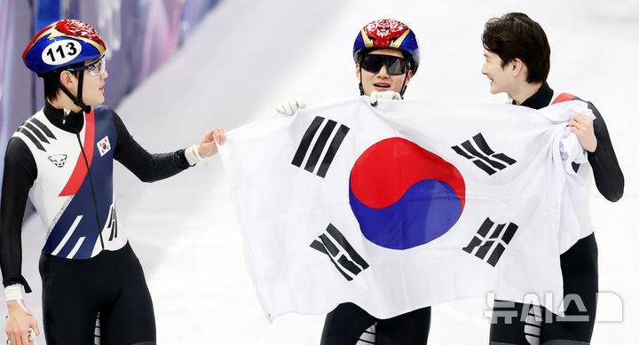 [밀라노=뉴시스] 박주성 기자 = 20일 (현지 시간) 이탈리아 밀라노 아이스 스케이팅 아레나 경기장에서 열린 2026 밀라노·코르티나담페초 동계올림픽 쇼트트랙 남자 5000m 계주 결승에서 은메달을 획득한 임종언(왼쪽부터)과 이정민, 신동민이 태극기를 들고 트랙을 돌고 있다. 2026.02.21. park7691@newsis.com