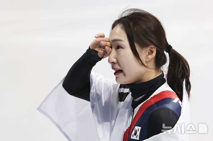 [밀라노=뉴시스] 김근수 기자 = 쇼트트랙 최민정이 20일(현지 시간) 이탈리아 밀라노 아이스스케이팅 아레나에서 열린 2026 밀라노·코르티나 담페초 동계올림픽 쇼트트랙 여자 1500m 결승전을 마치고 눈물을 흘리고 있다. 2026.02.21. ks@newsis.com