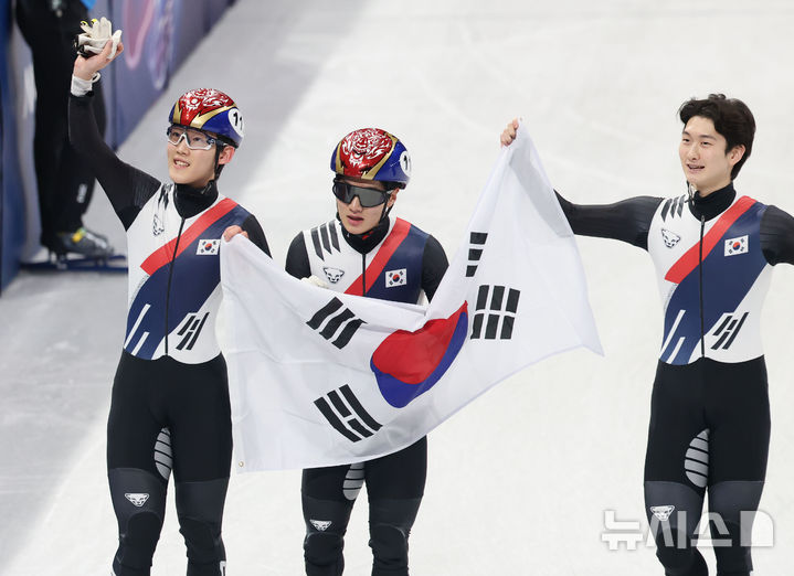 [밀라노=뉴시스] 박주성 기자 = 쇼트트랙 남자 대표팀이 20일 (현지 시간) 이탈리아 밀라노 아이스 스케이팅 아레나 경기장에서 열린 2026 밀라노·코르티나담페초 동계올림픽 쇼트트랙 남자 5000m 계주 결승에서 은메달을 차지하자 임종언(왼쪽부터), 이정민, 신동민이 태극기를 들고 기뻐하고 있다. 2026.02.21. park7691@newsis.com