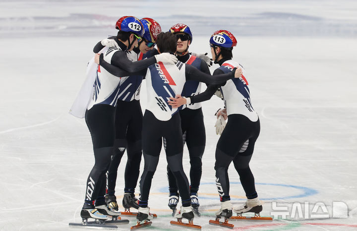 [밀라노=뉴시스] 박주성 기자 = 쇼트트랙 남자 대표팀이 20일 (현지 시간) 이탈리아 밀라노 아이스 스케이팅 아레나 경기장에서 열린 2026 밀라노·코르티나담페초 동계올림픽 쇼트트랙 남자 5000m 계주 결승에서 은메달을 차지하자 기뻐하고 있다. 2026.02.21. park7691@newsis.com