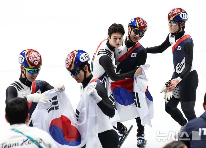[밀라노=뉴시스] 김근수 기자 = 쇼트트랙 남자 대표팀이 20일(현지 시간) 이탈리아 밀라노 아이스스케이팅 아레나에서 열린 2026 밀라노·코르티나 담페초 동계올림픽 쇼트트랙 남자 계주 5000m 결승에서 은메달을 차지하자 기뻐하고 있다. 왼쪽부터 이준서, 황대헌, 신동민, 이정민, 임종언. 2026.02.21. ks@newsis.com