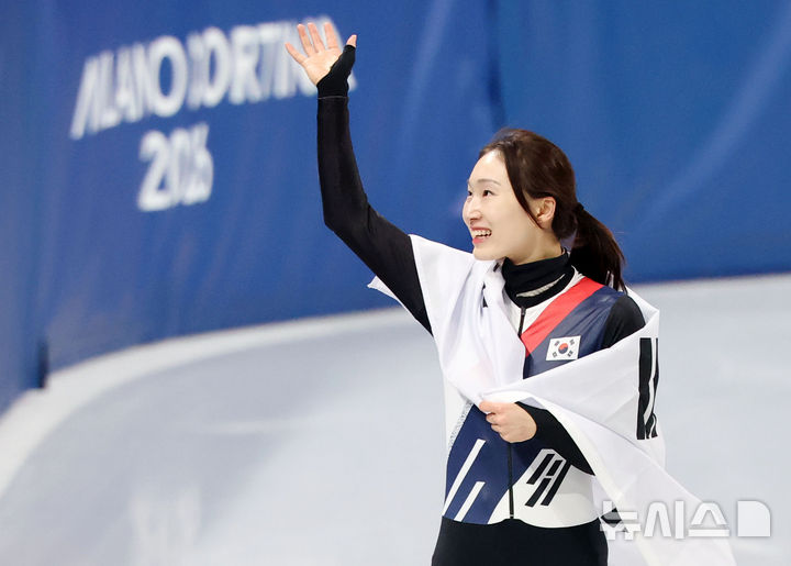 [밀라노=뉴시스] 박주성 기자 = 20일 (현지 시간) 이탈리아 밀라노 아이스 스케이팅 아레나 경기장에서 열린 2026 밀라노·코르티나담페초 동계올림픽 쇼트트랙 여자 1500m 결승에서 최민정이 은메달을 획득한 뒤 관중들과 인사하고 있다. 2026.02.21. park7691@newsis.com