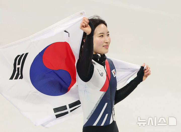 [밀라노=뉴시스] 박주성 기자 = 20일 (현지 시간) 이탈리아 밀라노 아이스 스케이팅 아레나 경기장에서 열린 2026 밀라노·코르티나담페초 동계올림픽 쇼트트랙 여자 1500m 결승에서 김길리가 금메달을 획득한 뒤 기뻐하고 있다. 2026.02.21. park7691@newsis.com