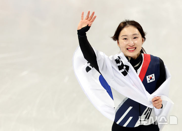 [밀라노=뉴시스] 박주성 기자 = 20일 (현지 시간) 이탈리아 밀라노 아이스 스케이팅 아레나 경기장에서 열린 2026 밀라노·코르티나담페초 동계올림픽 쇼트트랙 여자 1500m 결승에서 은메달을 획득한 최민정이 관중들에게 인사를 하고 있다. 2026.02.21. park7691@newsis.com