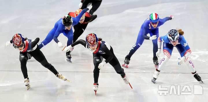 [밀라노=뉴시스] 박주성 기자 = 20일 (현지 시간) 이탈리아 밀라노 아이스 스케이팅 아레나 경기장에서 열린 2026 밀라노·코르티나담페초 동계올림픽 쇼트트랙 여자 1500m 결승에서 김길리와 최민정이 역주하고 있다. 2026.02.21. park7691@newsis.com