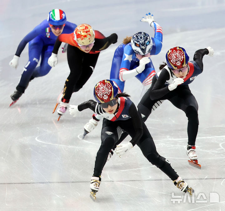 [밀라노=뉴시스] 박주성 기자 = 20일 (현지 시간) 이탈리아 밀라노 아이스 스케이팅 아레나 경기장에서 열린 2026 밀라노·코르티나담페초 동계올림픽 쇼트트랙 여자 1500m 결승에서 김길리와 최민정이 역주하고 있다. 2026.02.21. park7691@newsis.com