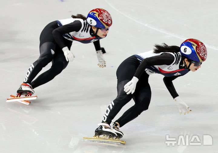 [밀라노=뉴시스] 박주성 기자 = 20일 (현지 시간) 이탈리아 밀라노 아이스 스케이팅 아레나 경기장에서 열린 2026 밀라노·코르티나담페초 동계올림픽 쇼트트랙 여자 1500m 결승에서 김길리(왼쪽)와 최민정이 역주하고 있다. 2026.02.21. park7691@newsis.com