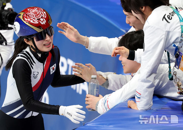 [밀라노=뉴시스] 박주성 기자 = 20일 (현지 시간) 이탈리아 밀라노 아이스 스케이팅 아레나 경기장에서 열린 2026 밀라노·코르티나담페초 동계올림픽 쇼트트랙 여자 1500m 결승에서 김길리가 금메달을 획득한 후 팀 동료들과 기쁨을 나누고 있다. 2026.02.21. park7691@newsis.com