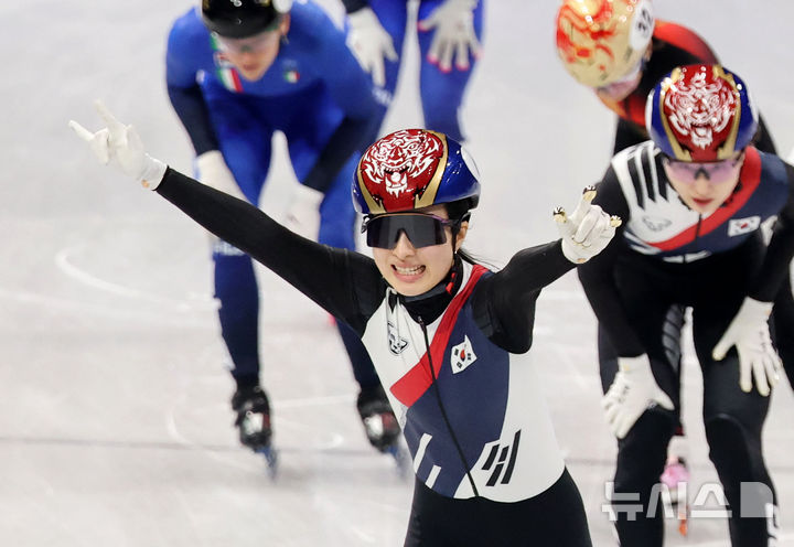 [밀라노=뉴시스] 박주성 기자 = 20일 (현지 시간) 이탈리아 밀라노 아이스 스케이팅 아레나 경기장에서 열린 2026 밀라노·코르티나담페초 동계올림픽 쇼트트랙 여자 1500m 결승에서 김길리가 금메달을 획득한 뒤 기뻐하고 있다. 2026.02.21. park7691@newsis.com