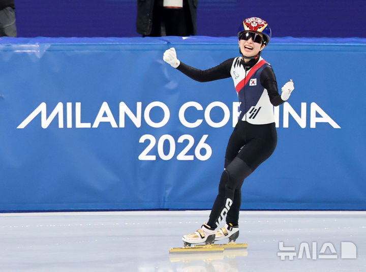 [밀라노=뉴시스] 박주성 기자 = 20일 (현지 시간) 이탈리아 밀라노 아이스 스케이팅 아레나 경기장에서 열린 2026 밀라노·코르티나담페초 동계올림픽 쇼트트랙 여자 1500m 결승에서 김길리가 금메달을 획득한 뒤 기뻐하고 있다. 2026.02.21. park7691@newsis.com