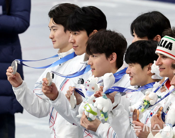 [밀라노=뉴시스] 박주성 기자 = 20일 (현지 시간) 이탈리아 밀라노 아이스 스케이팅 아레나 경기장에서 열린 2026 밀라노·코르티나담페초 동계올림픽 쇼트트랙 남자 5000m 계주 결승에서 은메달을 획득한 대한민국 대표팀이 시상대에서서 기쁨을 나누고 있다. 사진 오른쪽부터 황대헌, 이정민, 이준서, 임종언, 신동민. 2026.02.21. park7691@newsis.com