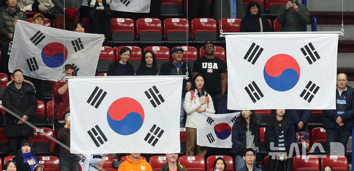 [밀라노=뉴시스] 박주성 기자 = 20일 (현지 시간) 이탈리아 밀라노 아이스 스케이팅 아레나 경기장에서 열린 2026 밀라노·코르티나담페초 동계올림픽 쇼트트랙 여자 1500m 결승에서 금메달과 은메달을 차지한 대한민국 국기가 경기장에 걸리고 있다. 2026.02.21. park7691@newsis.com