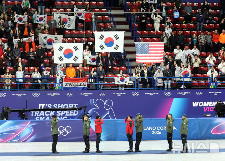 [밀라노=뉴시스] 박주성 기자 = 20일 (현지 시간) 이탈리아 밀라노 아이스 스케이팅 아레나 경기장에서 열린 2026 밀라노·코르티나담페초 동계올림픽 쇼트트랙 여자 1500m 결승에서 금메달과 은메달을 차지한 대한민국 국기가 경기장에 걸리고 있다. 2026.02.21. park7691@newsis.com