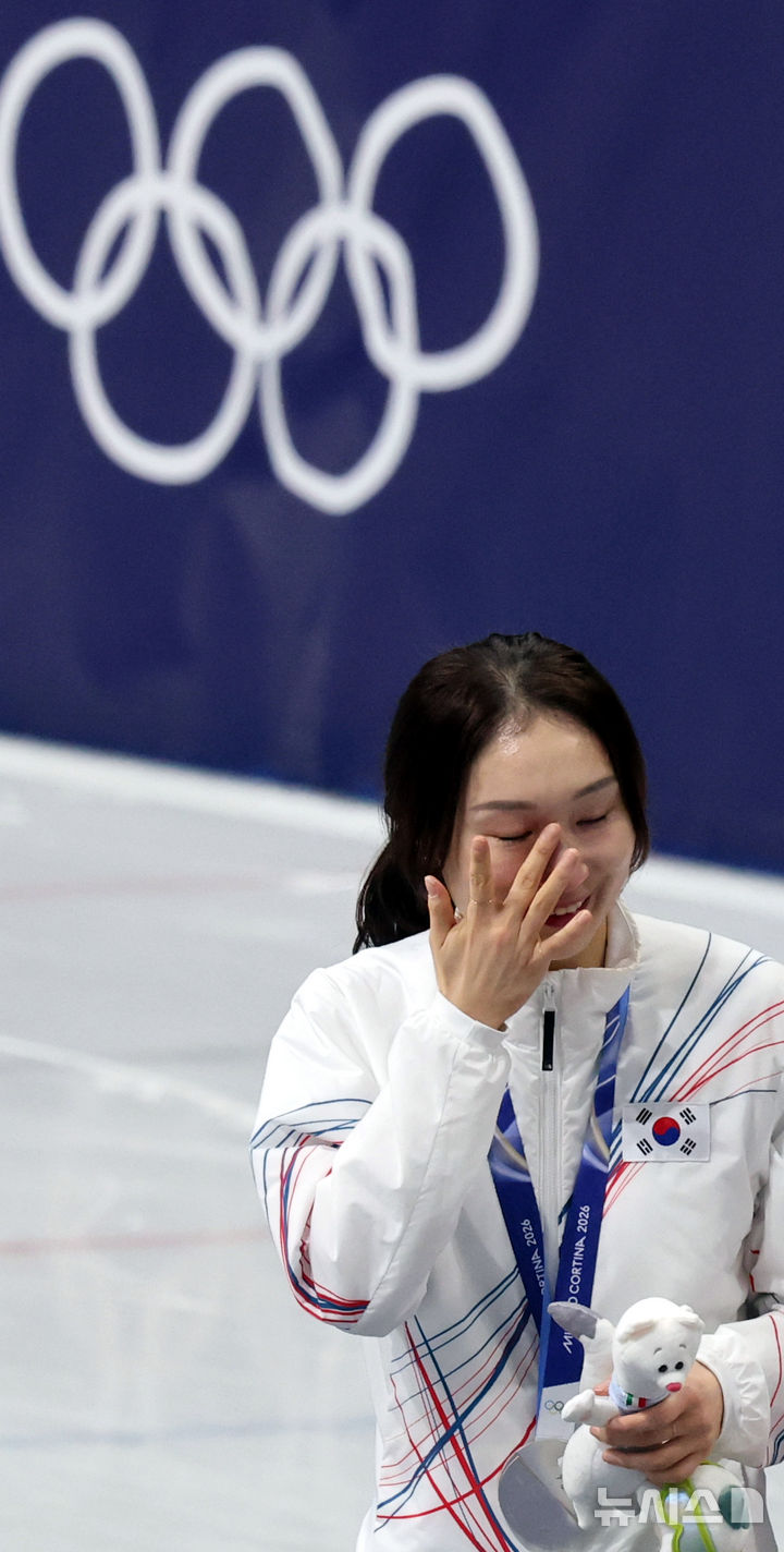 [밀라노=뉴시스] 박주성 기자 = 20일 (현지 시간) 이탈리아 밀라노 아이스 스케이팅 아레나 경기장에서 열린 2026 밀라노·코르티나담페초 동계올림픽 쇼트트랙 여자 1500m 결승에서 은메달을 획득한 최민정이 시상대에서 눈믈을 흘리고 있다. 2026.02.21. park7691@newsis.com