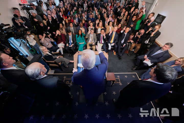 [워싱턴=AP/뉴시스]도널드 트럼프 미국 대통령이 20일(현지 시간) 백악관에서 대법원 관세 판결 관련 기자회견을 하고 있다. 2026.02.21.