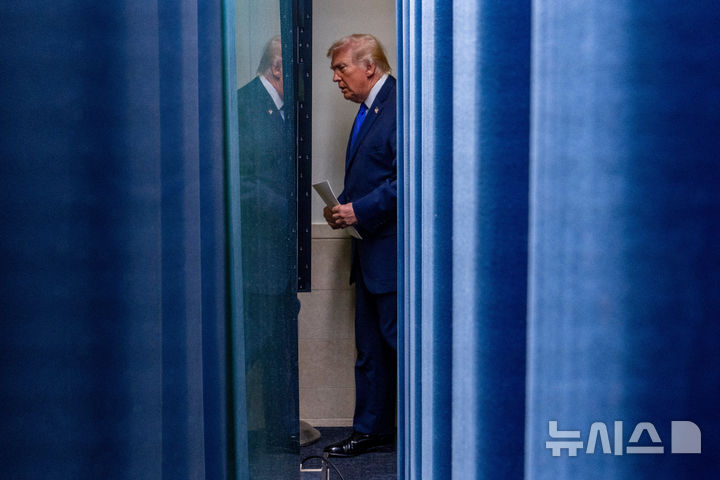 [워싱턴=AP/뉴시스]도널드 트럼프 미국 대통령이 20일(현지 시간) 백악관에서 대법원 관세 판결 관련 기자회견에 입장하고 있다. 2026.02.21.