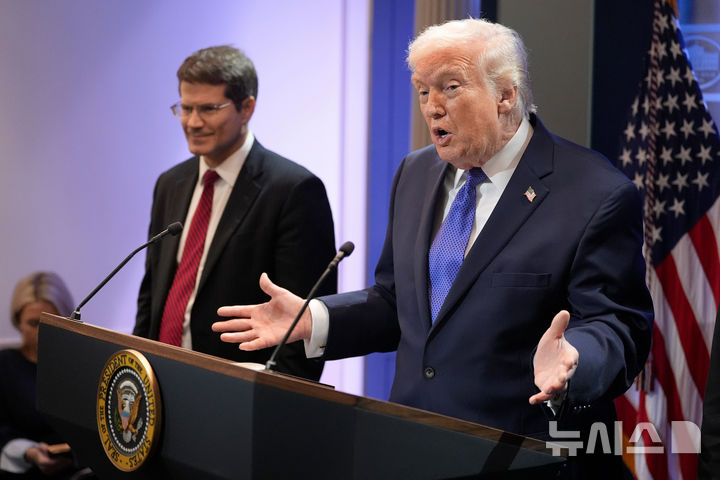 [워싱턴=AP/뉴시스]도널드 트럼프 미국 대통령이 20일(현지 시간) 백악관에서 대법원 관세 판결 관련 기자회견을 하고 있다. 2026.02.21.