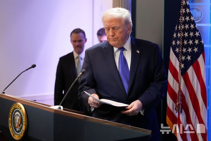 [워싱턴=AP/뉴시스]도널드 트럼프 미국 대통령이 20일(현지 시간) 백악관에서 대법원 관세 판결 관련 기자회견에 입장하고 있다. 2026.02.21.