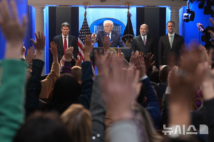 [워싱턴=AP/뉴시스]도널드 트럼프 미국 대통령이 20일(현지 시간) 백악관에서 대법원 관세 판결 관련 기자회견을 하고 있다. 2026.02.21.