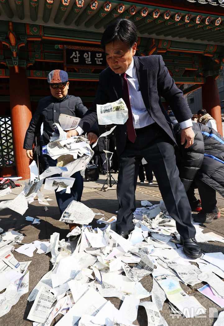 [서울=뉴시스] 최진석 기자 = 독도수호전국연대 회원들이 21일 서울 종로구 탑골공원 삼일문 앞에서 열린 일본정부의 독도강탈만행 규탄 기자회견에서 다케시마(竹島·일본이 주장하는 독도의 명칭)의 날 홍보 책자를 찢는 퍼포먼스를 하고 있다. 다케시마의 날은 시마네현이 2006년부터 매년 2월 22일 벌이는 행사다. 2026.02.21. myjs@newsis.com