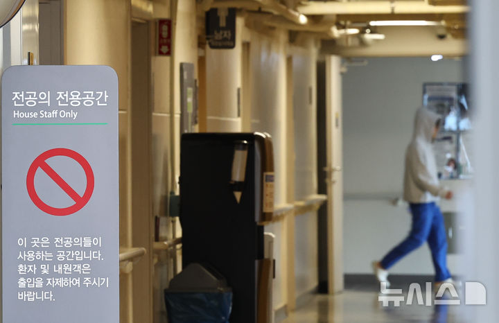 [서울=뉴시스] 최진석 기자 = 전공의들의 최장 연속근무 시간을 24시간 이내로 하는 것을 골자로 한 '전공의 수련환경 개선 및 지위 향상을 위한 법률'(전공의법) 개정안'이 시행된 21일 서울 한 병원 전공의 전용공간에 의료진이 이동하고 있다. 이를 위반할 경우 수련병원에 최대 500만원의 과태료가 부과될 수 있다. 다만, 응급상황이 발생했을 경우에는 예외적으로 최장 28시간까지 연속 근무가 가능하다. 2026.02.21. myjs@newsis.com