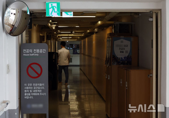 [서울=뉴시스] 최진석 기자 = 전공의들의 최장 연속근무 시간을 24시간 이내로 하는 것을 골자로 한 '전공의 수련환경 개선 및 지위 향상을 위한 법률'(전공의법) 개정안'이 시행된 21일 서울 한 병원 전공의 전용공간에 의료진이 이동하고 있다. 이를 위반할 경우 수련병원에 최대 500만원의 과태료가 부과될 수 있다. 다만, 응급상황이 발생했을 경우에는 예외적으로 최장 28시간까지 연속 근무가 가능하다. 2026.02.21. myjs@newsis.com