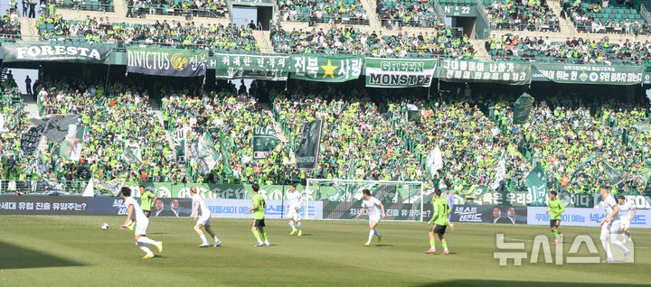 [전주=뉴시스] 김얼 기자 = 쿠팡플레이 K리그 슈퍼컵 2026 전북현대와 대전하나시티즌 경기가 열린 21일 전북 전주시 전주월드컵경기장을 찾은 관중들로 장내가 북적이고 있다. 2026.02.21. pmkeul@newsis.com
