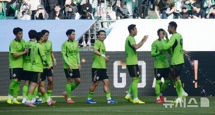 [전주=뉴시스] 김얼 기자 = 전북현대 모따가 21일 전북 전주시 전주월드컵경기장에서 열린 쿠팡플레이 K리그 슈퍼컵 2026 전북현대와 대전하나시티즌 경기에서 득점 후 동료들과 기뻐하고 있다. 2026.02.21. pmkeul@newsis.com