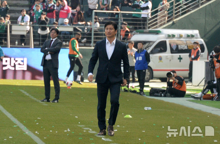 [전주=뉴시스] 김얼 기자 = 전북현대 정정용 감독이 21일 전북 전주시 전주월드컵경기장에서 열린 쿠팡플레이 K리그 슈퍼컵 2026 전북현대와 대전하나시티즌 경기에서 선수들을 유심히 살펴보고 있다. 2026.02.21. pmkeul@newsis.com