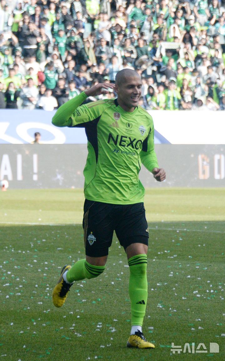 [전주=뉴시스] 김얼 기자 = 전북현대 티아고가 21일 전북 전주시 전주월드컵경기장에서 열린 쿠팡플레이 K리그 슈퍼컵 2026 전북현대와 대전하나시티즌 경기에서 골을 성공시키고 세리머니를 하고 있다. 2026.02.21. pmkeul@newsis.com